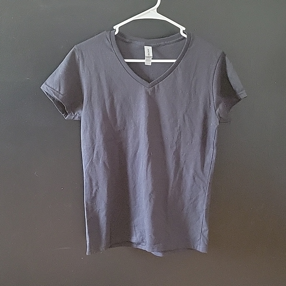 Gildan Vneck Tee